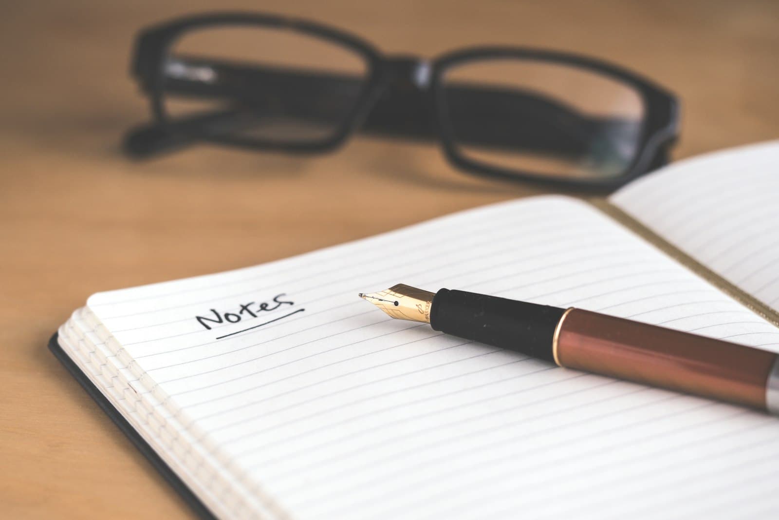 Caderno aberto com caneta e checklist sobre mesa de planejamento