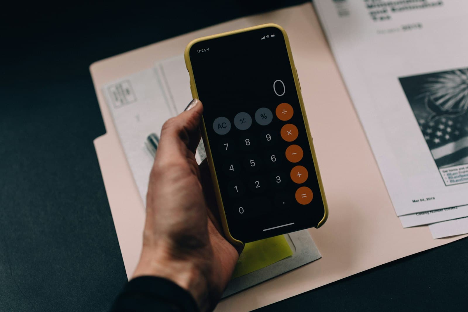 Calculadora, gráficos e documentos sobre mesa de planejamento financeiro