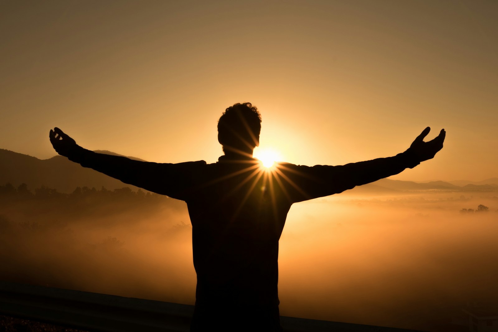 Profissional em pausa de reflexão, ambiente sereno com luz natural