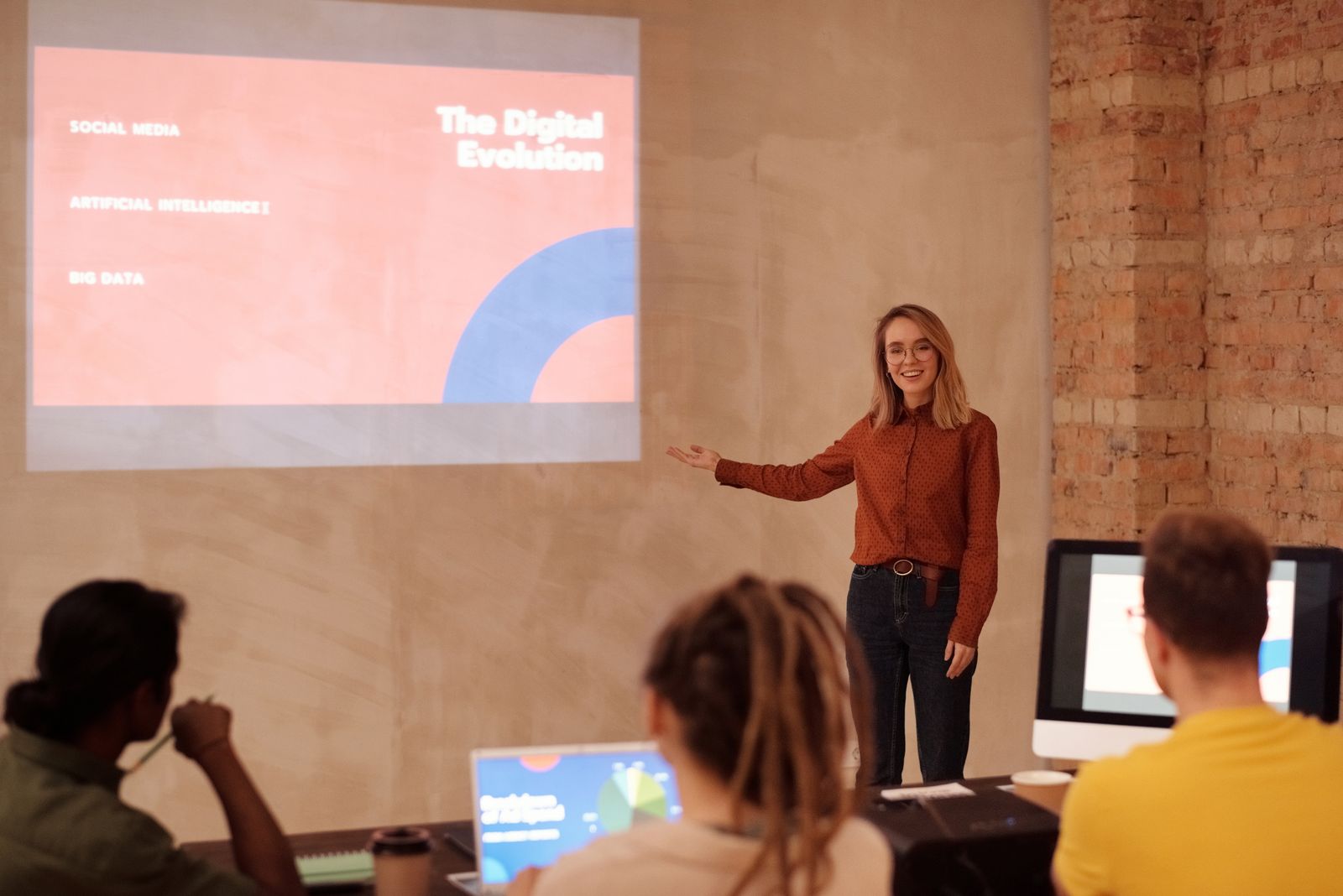 Palestrante apresentando slide sobre inteligência artificial, big data e evolução digital para uma equipe reunida em sala de reunião