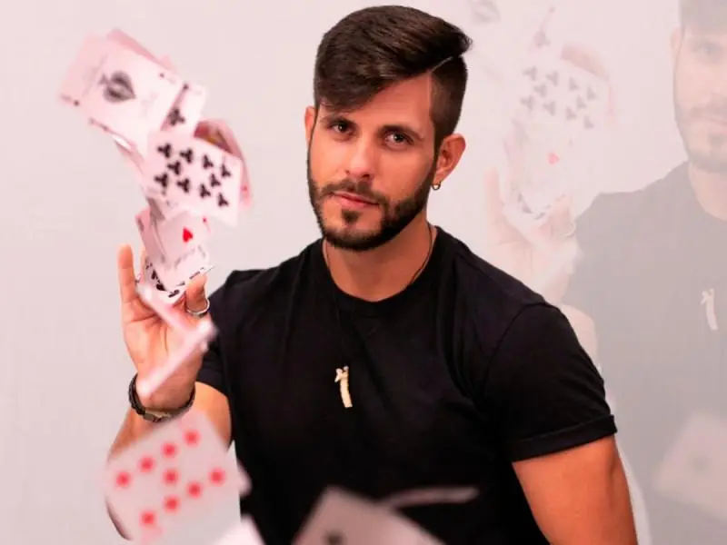 Caio Martins, Mágico e comediante — Palestrante Corporativo