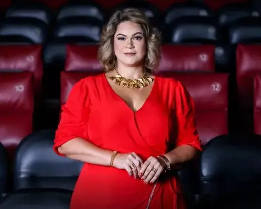 Évila Carrera, Advogada, escritora e especialista em Comunicação e Oratória — Palestrante Corporativo